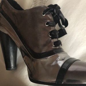 Kurt Geiger Italy 39 lace up metallic cylinder heel